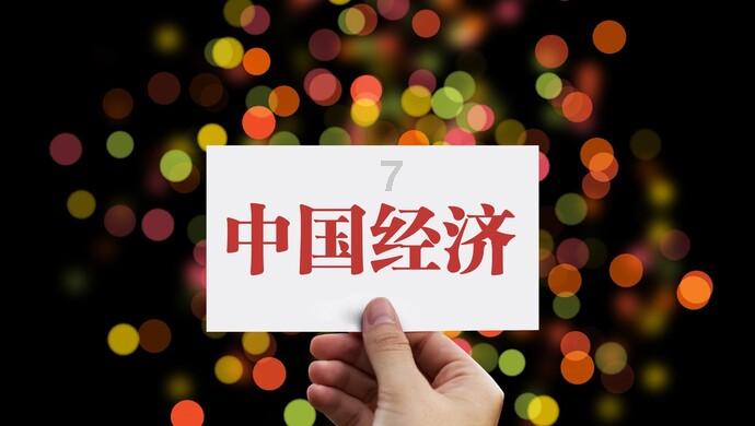 沙滩游玩的女孩们